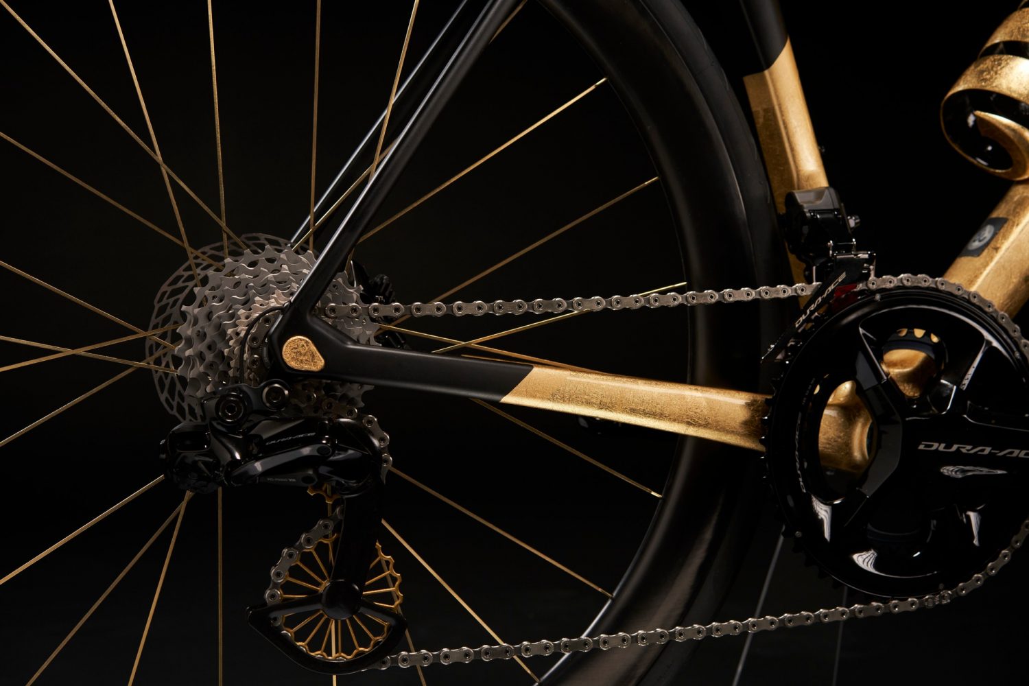 宝石を意味する第106回ジロ・デ・イタリア記念ロードバイク「コルナゴ